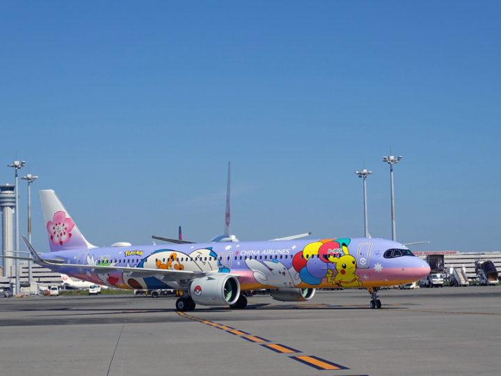 華航首架「皮卡丘彩繪機CI」2日首航台北松山－東京羽田。有從來自台北旅客直說很幸運。華航也在東京舉行皮卡丘彩繪機CI東京羽田飛台北松山的首航典禮。