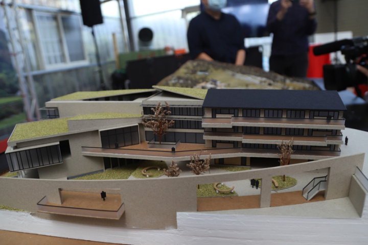 農委會茶葉改良場17日在嘉義縣舉辦新設梅山試驗站啟動儀式，公布試驗站建築設計模型，試驗站位於林務局所轄的185林班地，已完成土地移撥程序，期待年底前可動工。