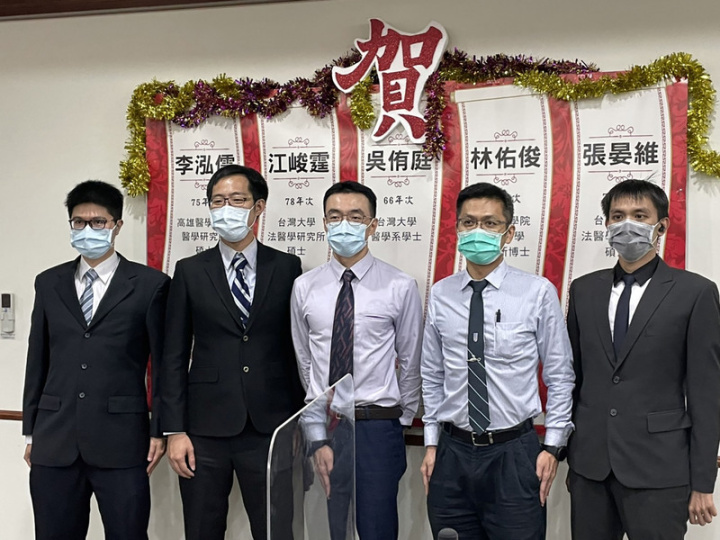 法務部26日舉行媒體茶敘，會中邀請今年法醫師資格考5名獲證照、具病理專科醫師資格的年輕醫師李泓儒（左起）、江峻霆、吳侑庭、林佑俊以及張晏維出席。