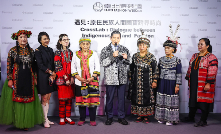 文化部長李永得（右4）14日晚間出席2022台北時裝週SS23開幕秀時表示，今年時裝週有原民傳統編織及相關工藝結合頂尖年輕設計師，既呈現新美學，展現台灣文化多元性及歷史厚度，更能讓世界看見台灣的重要文化元素。左起為民進黨立委伍麗華、邱議瑩。