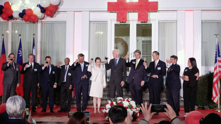 駐美代表蕭美琴（中）5日在華府雙橡園主持中華民國111年國慶晚會，吸引逾千名賓客出席，包括美國在台協會（AIT）主席莫健（右5）。