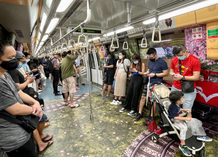 交通部觀光局新加坡辦事處在新加坡地鐵車廂推出沈浸式廣告，主打阿里山森林鐵路等知名景點的模擬實景。