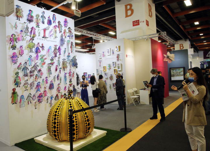 ART TAIPEI 2022台北國際藝術博覽會20日在世貿一館開幕並進行貴賓預展，台灣畫廊展出「草間彌生的前衛變裝秀」，吸引觀展民眾駐足。