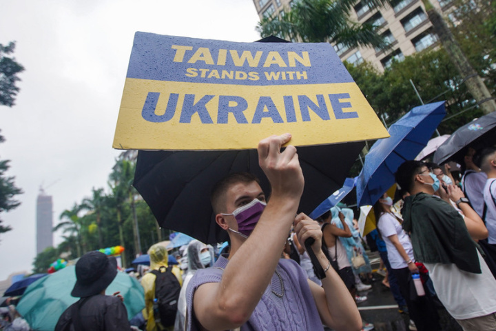 2022第20屆台灣同志遊行29日下午在台北登場，與會者除以行動力挺性別平權外，也有人高舉標語支持烏克蘭。