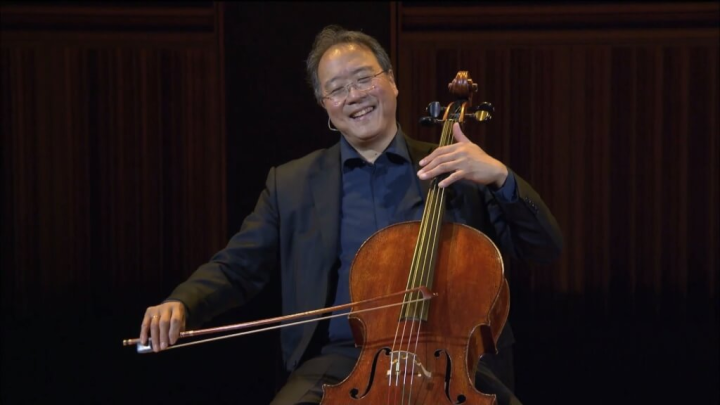 馬友友說，他永遠都記得，他首先是一個人、一個音樂家，然後才是一個大提琴家。這讓他總是對人保持好奇，他的音樂也總能貼近人性。（圖取自facebook.com/YoYoMa）