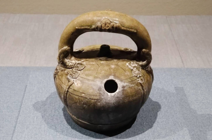 故宮南院目前舉辦越南主題文物特展，展出數件台南熱蘭遮堡遺址曾出土同類文物「石灰罐」，顯示台、越早在16、17世紀就有往來。