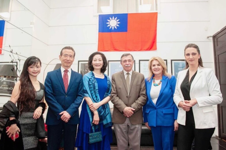 巴西南大河州南卡希亞斯市21日起連續3天舉辦台灣電影展，策展人謝如欣（左起）、駐聖保羅辦事處處長馮光中伉儷、南卡希亞斯市長迪多米尼克、副市長尤瑞斯、文化局長濟黎出席開幕酒會。（駐聖保羅辦事處提供）