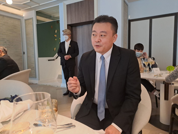 寶元紀總經理蔡明倫12日在法式餐廳le beaujour開幕記者會表示，解封是轉機，從去年到今年初大家還不太敢在外面消費，但現在狀況比較緩和，也有利餐飲業經營。