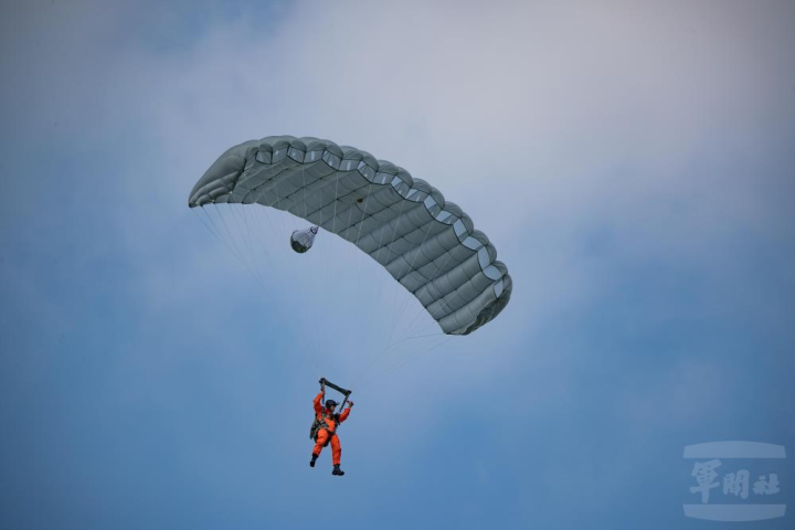 航特部空訓中心高空滲透跳傘訓練班7日在潮州空降場執行第四十次的跳傘訓練。
