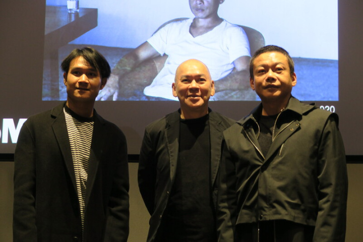 導演蔡明亮（中）19日在作品「日子」主角李康生（右）、亞儂弘尚希（左）陪同下，出席紐約現代藝術博物館回顧展記者會。