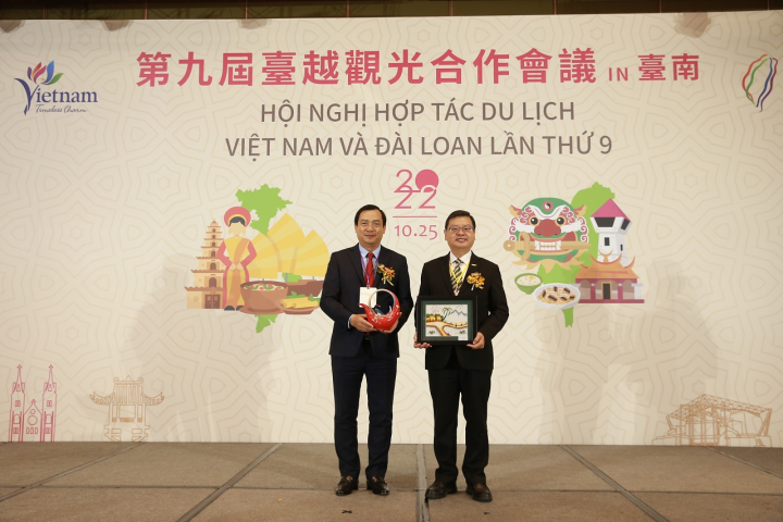 交通部觀光局長張錫聰(右)與越南國家旅遊總局局長阮重慶(左)在第9屆台越觀光會議上互贈禮品。(交通部觀光局提供)