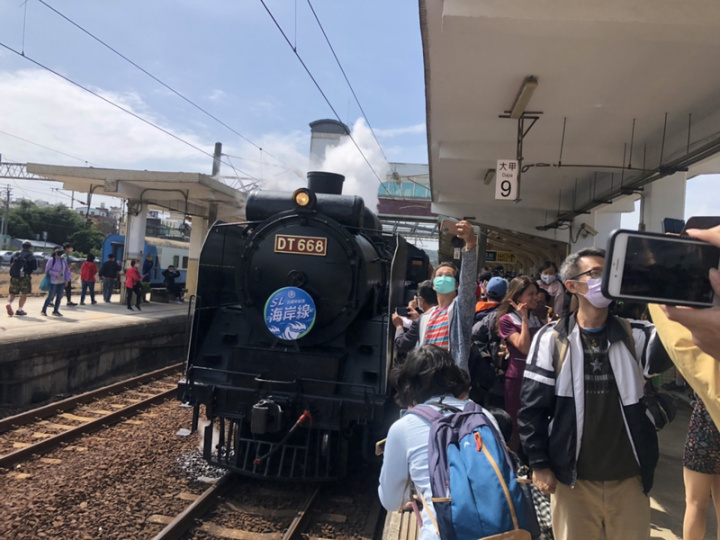 台鐵海線鐵路通車百週年，台鐵局出動「蒸汽火車國王」DT668蒸汽火車，11日上午短暫停靠大甲車站，大批鐵道迷擠滿月台爭相拍照，回味百年前通車榮景。