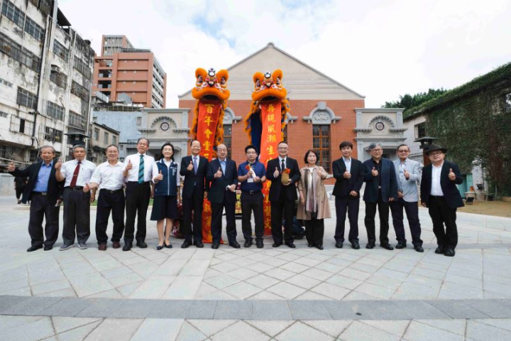 與會來賓（左3建築師黃承令、左6起前臺灣省諮議會諮議長鄭永金、立法委員柯建銘、新竹生活美學館長葉于正、文化部政務次長蕭宗煌、前文建會主委翁金珠、文化部文化資源司長林