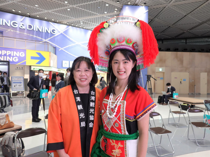 觀光局東京事務所所長鄭憶萍（左）13日說，為了能在最短時間內送客來台灣，今年6月進行業者說明會，規劃monitor tour、疫苗感謝之旅、天燈、雙鐵鐵道之旅等。