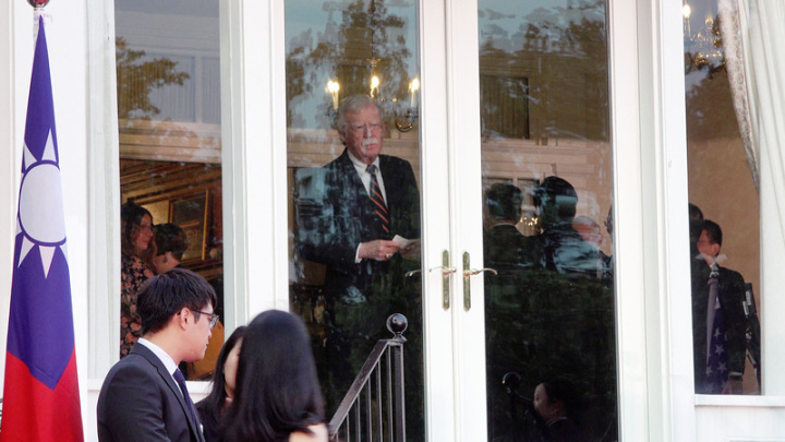 美國前國安顧問波頓（門窗邊）5日短暫出席駐美代表處舉辦的國慶晚會致意。