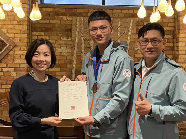 台灣選手林宗漢（中）在加拿大舉行的第46屆國際技能競賽工業機械類別競賽勇奪優勝，駐多倫多經濟文化辦事處長陳錦玲（左）代表政府轉頒總統及副總統賀電。右為台灣代表團團長謝旻淵。（駐多倫多辦事處提供）