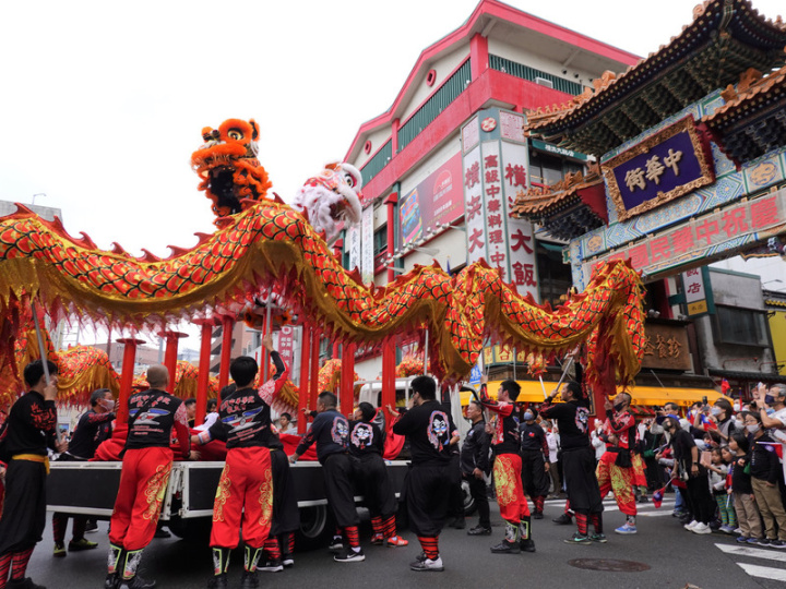 日本橫濱僑界10日舉辦雙十國慶活動，有舞龍舞獅表演。受到疫情影響，這是橫濱時隔3年辦國慶遊行。因日本人放體育日國定假日，吸引許多遊客圍觀。