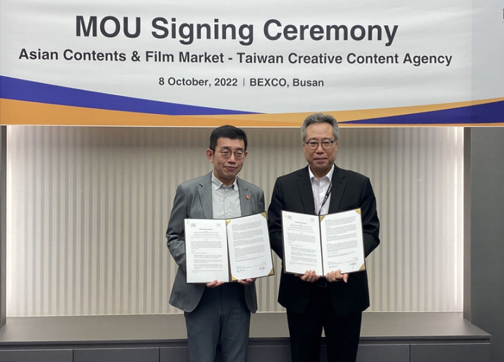 文化內容策進院院長李明哲（左）與亞洲內容暨電影市場展（ACFM）總監吳錫根（右）8日簽署合作備忘錄，希望藉此促進台韓內容產業合作。