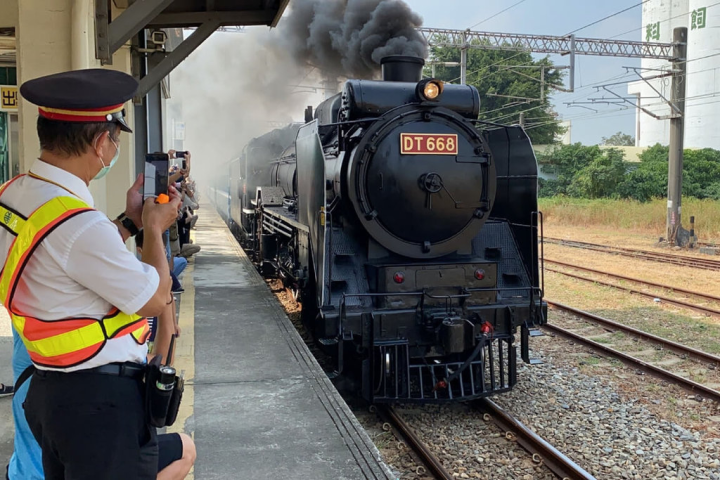 台南市文化資產管理處27日指出，有「蒸汽火車之王」美譽的DT668國王號，11月12日將再度從台南保安站北上到後壁站，並首度停靠隆田站，車票11月1日開賣。（台南市文資處提供）