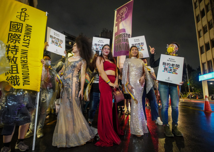 台灣同志諮詢熱線協會28日晚間在台北西門紅樓廣場舉辦2022第4屆台灣跨性別遊行，吸引民眾到場響應參與，現場也有跨性別移工加入遊行行列，盛裝出席。