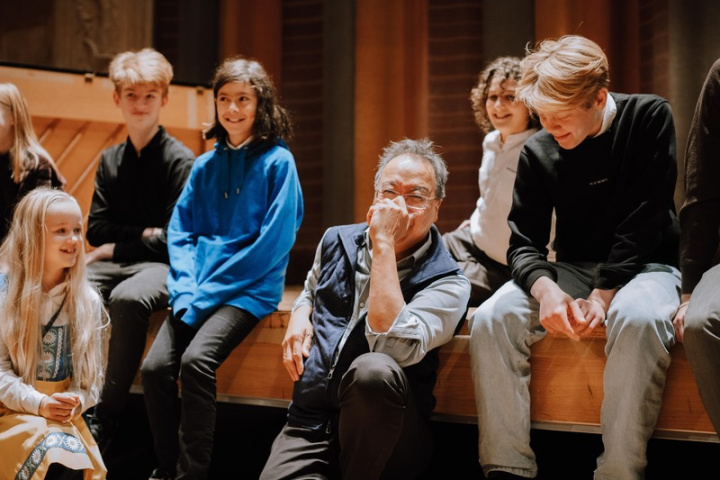 馬友友與來自瑞典各地的年輕大提琴學生交流會面，氣氛輕鬆歡樂。（蓓姬‧尼爾森基金會提供，Felicia Margineanu攝）