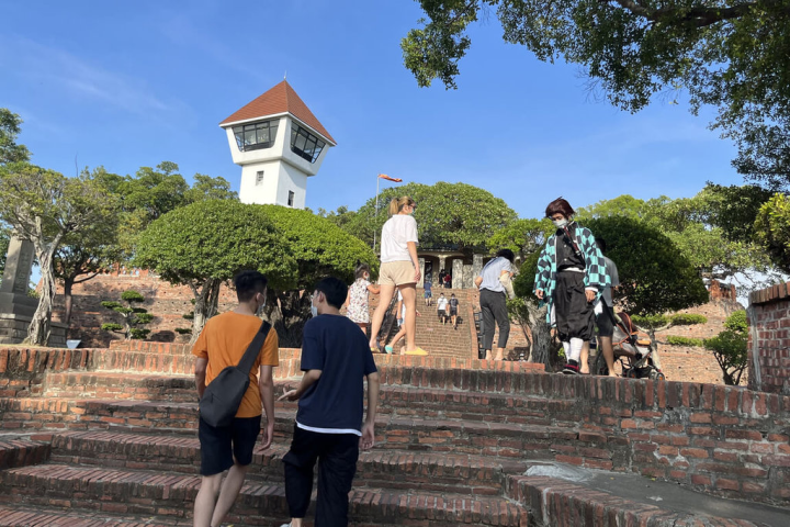 文化部文資局審議擬將近年在安平古堡周邊出土的熱蘭遮城遺構，與現有相關兩項國定古蹟整合並更名為熱蘭遮堡，安平古堡名稱暫不變動。圖為安平古堡園區。（台南市文資處提供）