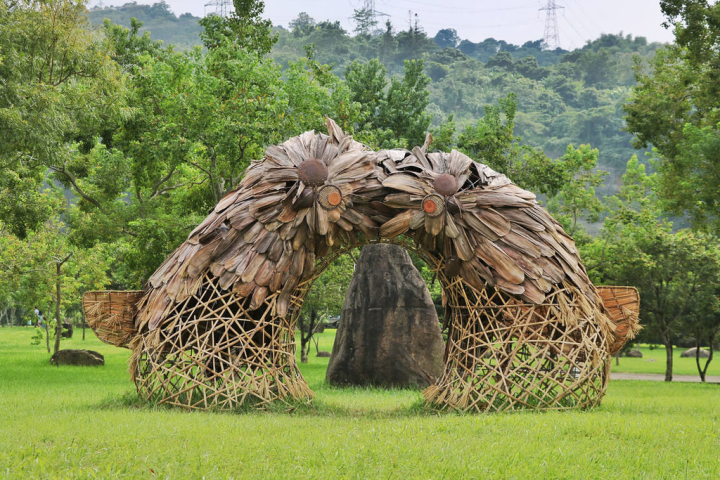  嘉義縣政府舉辦「再。嘉義—鄉村藝術行動」，來自全台的藝術家與嘉義縣11個社區共同創作15件地景藝術裝置作品已全部裝置完成，其中放置在牛埔仔愛情大草原的「土匪夫妻」最引人好奇。（嘉義縣政府提供）