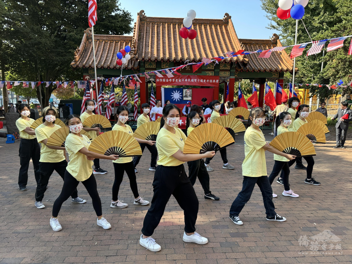 西雅圖FASCA於國慶升旗典禮表演鐵扇入陣曲舞蹈