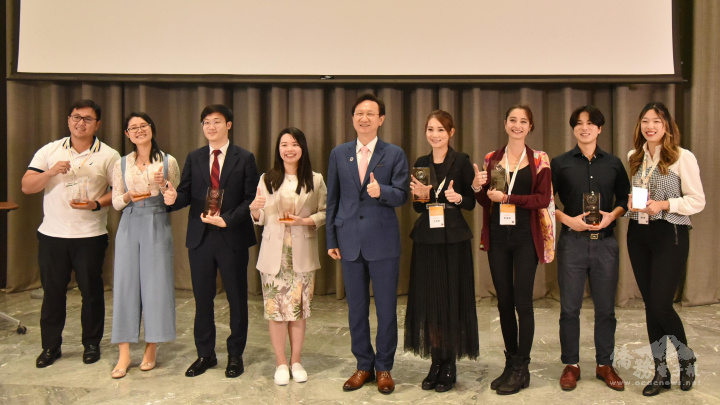 僑委會委員長童振源頒發首屆親善大使，並與其中返臺的8位得主合影