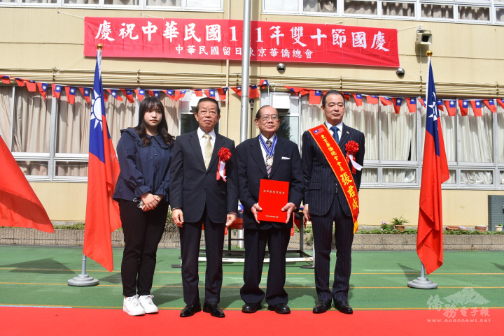 莊海樹海華榮譽獎章頒獎儀式(左起：國際青年親善大使王林采予、謝長廷、莊海樹、張君成)