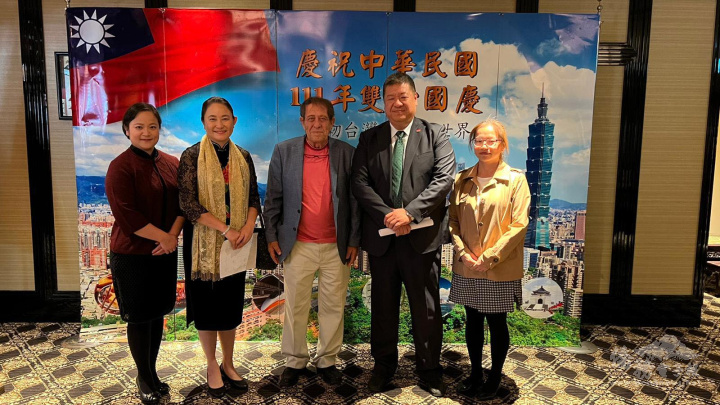 僑胞在精心製作的背板前合影