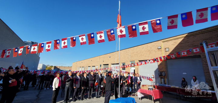 在陽光普照及眾人注目與國旗歌聲中，中華民國國旗緩緩升上多倫多天空