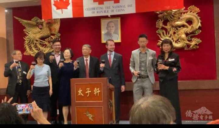 出席嘉賓上臺敬酒慶祝雙十國慶