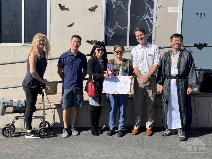 大合照(左1 Villa Park市市議員候選人 Nicol Jones；左2 Villa Park市社區基金會負責人Jordan Wu；左3橙僑中心主任蕭蓓如；右1北橙中文學校校長吳俊毅；右2 Villa Park市 Chad Zimmerman市長；右3北橙中文學校授獎老師陳鏡如)