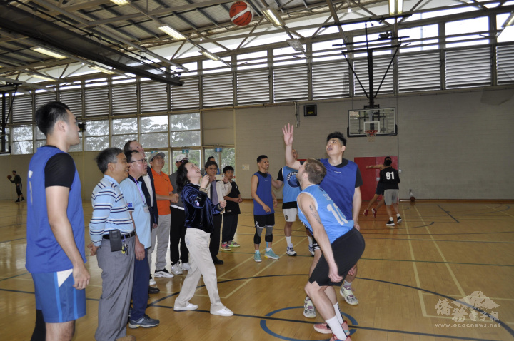 駐雪梨辦事處范惠君處長主持開球