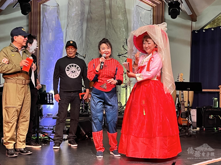 化妝比賽並列第一名的韓服美女(右一)