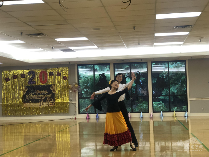 社長李琮如(後)與Cecilia(前)以雙人舞揭開舞會序幕