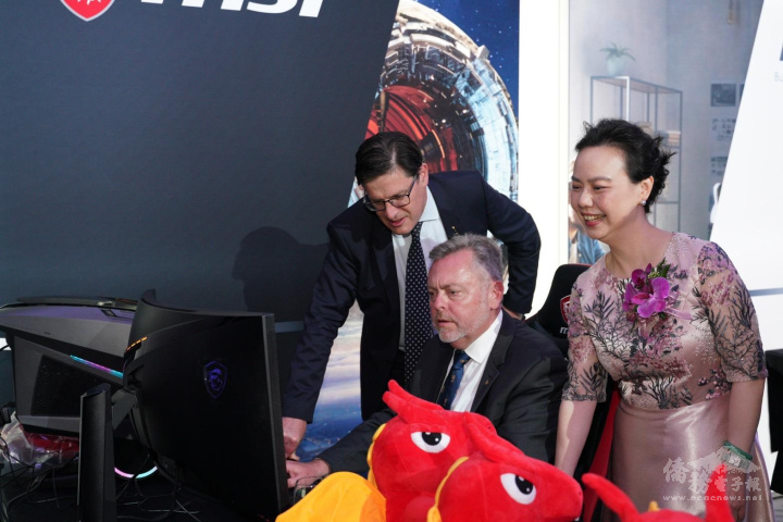 范惠君處長(右)引導新州政府規劃廳廳長兼議會友臺小組主席Anthony Roberts (中)及新州下議院議長Jonathan O’Dea體驗臺灣先進電競產品