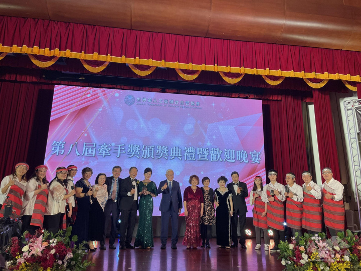 晚會貴賓和表演團體合影