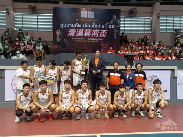 清邁市長為獲總冠軍盃頒獎