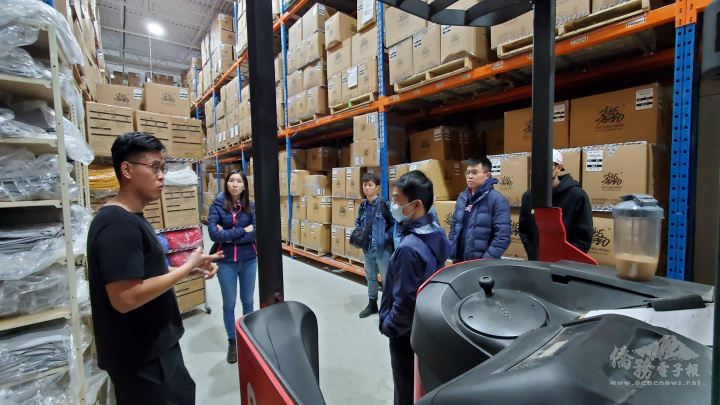 多倫多地區搭僑計劃活動留學生們於10月7日下午參訪在安省Brampton巿的Just Like Hero公司，該公司負責人邱士誠分享創業經驗、銷售業務及倉儲管理情形