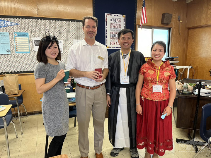 橙僑中心主任蕭蓓如(左1)與Villa Park市 Chad Zimmerman市長(左2)品嘗文化課程成員製作之臺灣地瓜圓與北橙中文學校校長吳俊毅(右2)及副校長榮于嫻(右1)合影