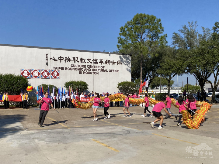 FASCA舞龍隊老師林陽(持球者)帶領FASCA學員表演祥龍獻瑞