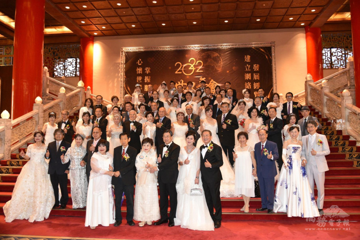 牽手獎獲獎的30對模範夫妻合照留念