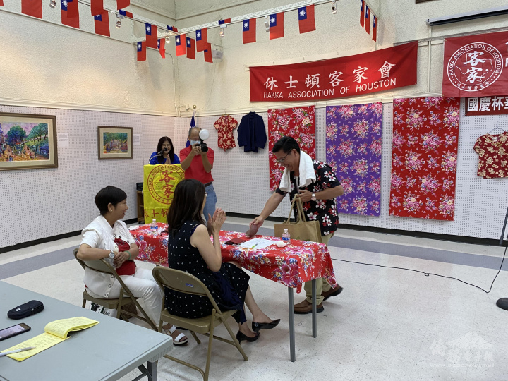 參賽者為了獲獎卯足全力自備道具