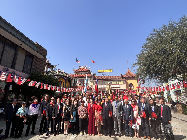 羅省中華會館「南加州全僑慶祝中華民國111年國慶」華埠遊行及升旗典禮向國父孫中山先生銅像獻花後合照