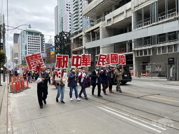 在「慶祝中華民國國慶」標語的帶領下，多倫多全僑慶祝雙十國慶遊行隊伍開始了為時1個半小時的多倫多巿區遊行