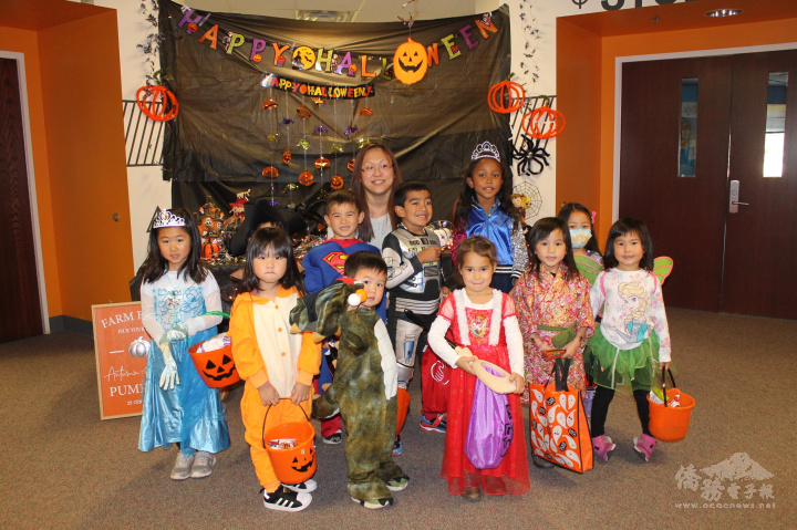 學前班老師蔡麗冰與學生合影