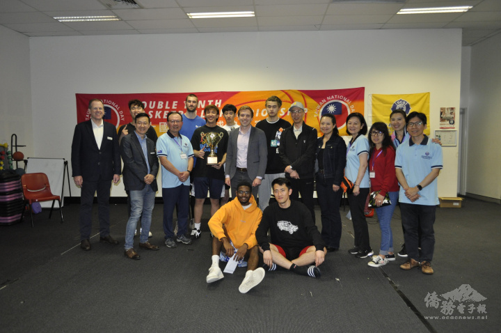 Ryde市市長Jordan Lane(中)頒發青年組冠軍後與得獎球隊Pound Town隊及志工合影