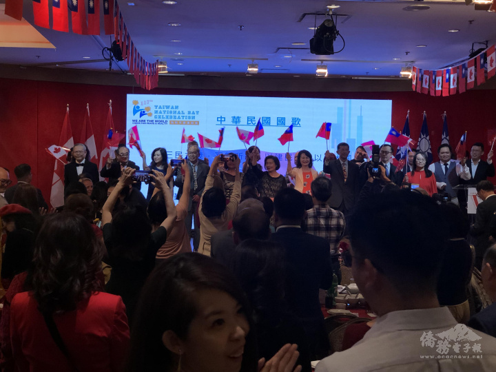 大溫哥華臺灣僑界聯合會理事團手持中華民國及加拿大國旗進場